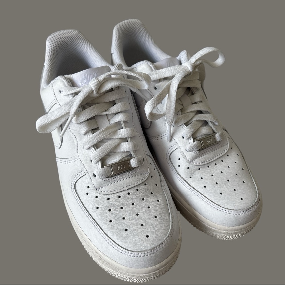 Nike White Air Force 1 Sneakers Classic Design